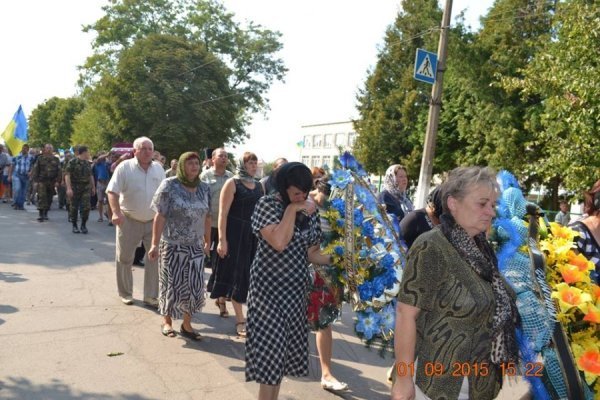 На Іваничівщині люди навколішках зустрічали тіло загиблого в зоні АТО земляка. ФОТО