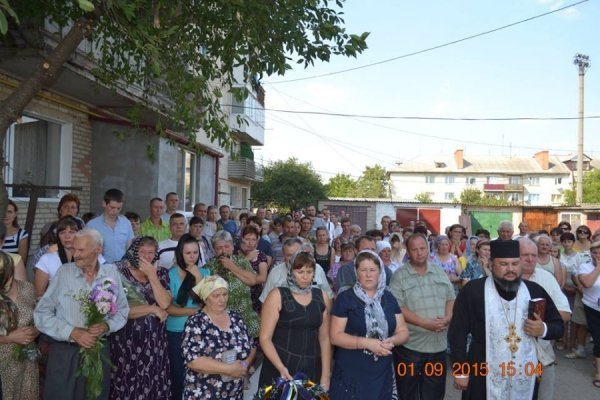 На Іваничівщині люди навколішках зустрічали тіло загиблого в зоні АТО земляка. ФОТО