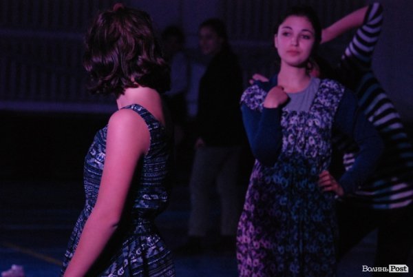 У Луцьку «Нова лінія» та спортзал стали театрами. ФОТО. ВІДЕО