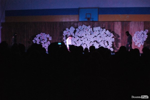 У Луцьку «Нова лінія» та спортзал стали театрами. ФОТО. ВІДЕО