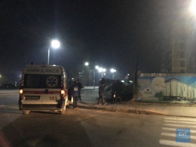 На Волині автівка вилетіла на тротуар і протаранила паркан. ФОТО