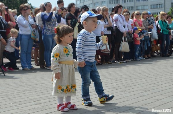 У центрі Луцька – свято учнівської пісні, танцю і вишиванки. ФОТО