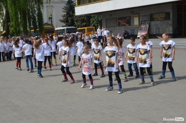 У центрі Луцька – свято учнівської пісні, танцю і вишиванки. ФОТО