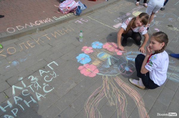 У центрі Луцька – свято учнівської пісні, танцю і вишиванки. ФОТО