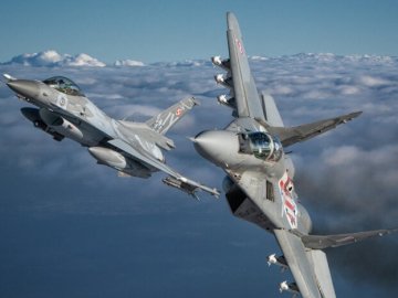 Польща підняла авіацію через масовану ракетну атаку рф на Україну