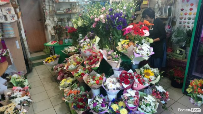 «Квітковий бум» на перший дзвоник: ціни в Луцьку. ФОТО