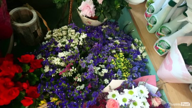 «Квітковий бум» на перший дзвоник: ціни в Луцьку. ФОТО