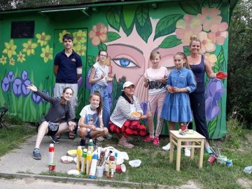 У Луцьку на центральному пляжі оригінально розмалювали будиночок моржів