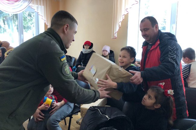 «Один хлопчик замовив у Миколая перемогу»: луцькі нацгвардійці влаштували свято для дітей у реабілітаційному центрі