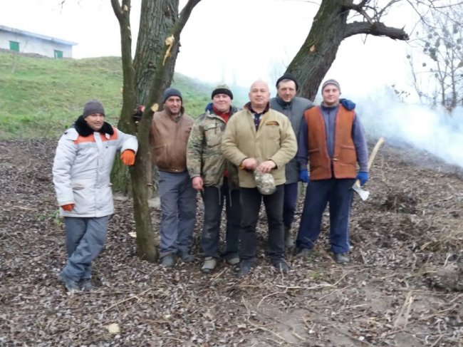 Жителі села під Луцьком розчистили берег річки. ФОТО