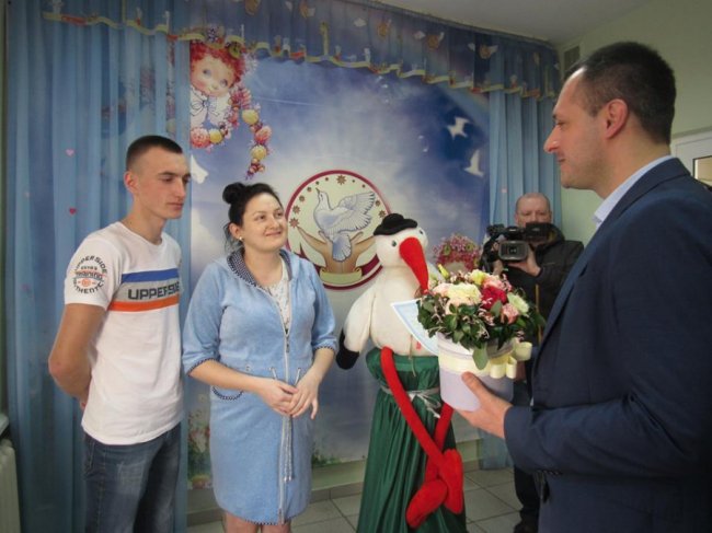 У луцькому пологовому вручили ювілейне свідоцтво про народження