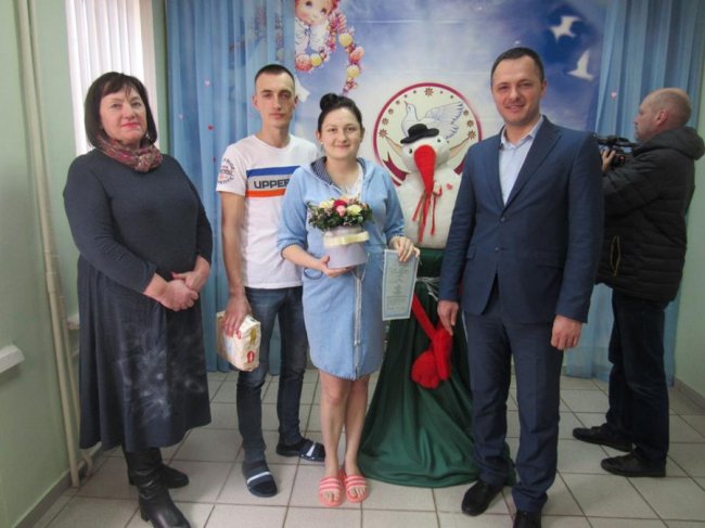 У луцькому пологовому вручили ювілейне свідоцтво про народження