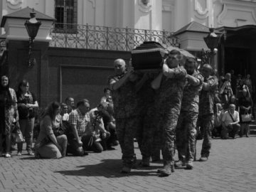 У Луцьку попрощалися із двома загиблими на Донеччині захисниками — Олександром Цвидом і Сергієм Семенюком