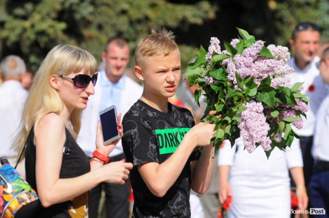 З маками і трояндами: у Луцьку відзначили річницю перемоги над нацизмом. ФОТО
