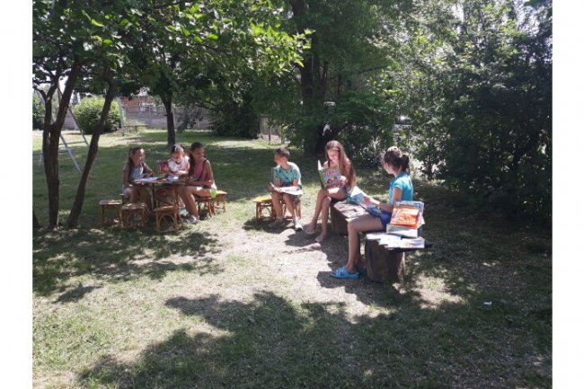 Лучан кличуть читати книги просто неба