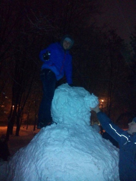 «Сніговий рекорд?» У Луцьку зліпили сніговика висотою понад 3 метри