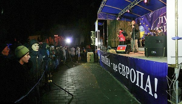 У Луцьку музиканти розважали люд на Євромайдані. ФОТО