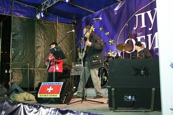 У Луцьку музиканти розважали люд на Євромайдані. ФОТО