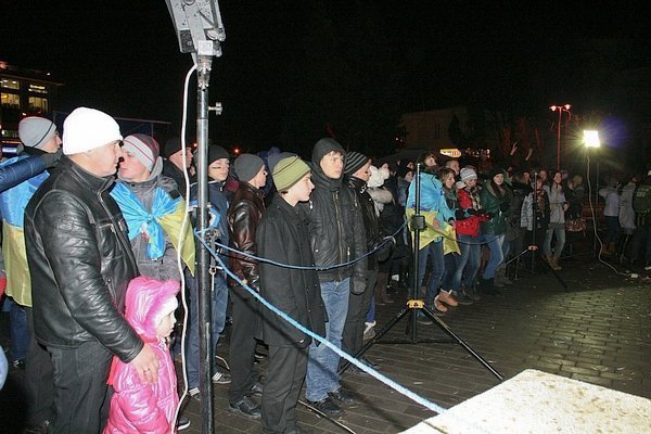 У Луцьку музиканти розважали люд на Євромайдані. ФОТО