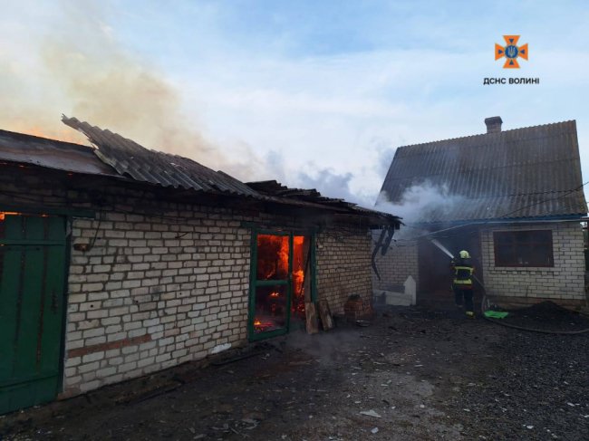 На Волині через удар блискавки загорілася господарська будівля