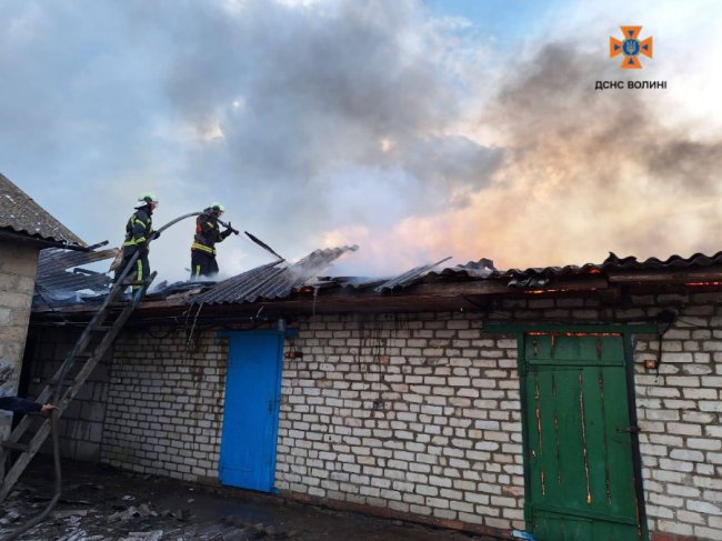 На Волині через удар блискавки загорілася господарська будівля