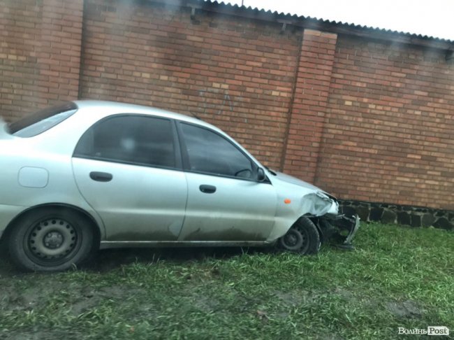 Автомобіль влетів у паркан і лишився без колеса: поблизу Луцька трапилася ДТП. ФОТО
