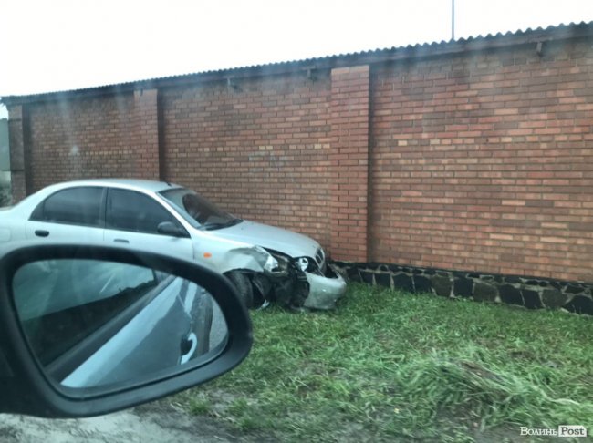 Автомобіль влетів у паркан і лишився без колеса: поблизу Луцька трапилася ДТП. ФОТО