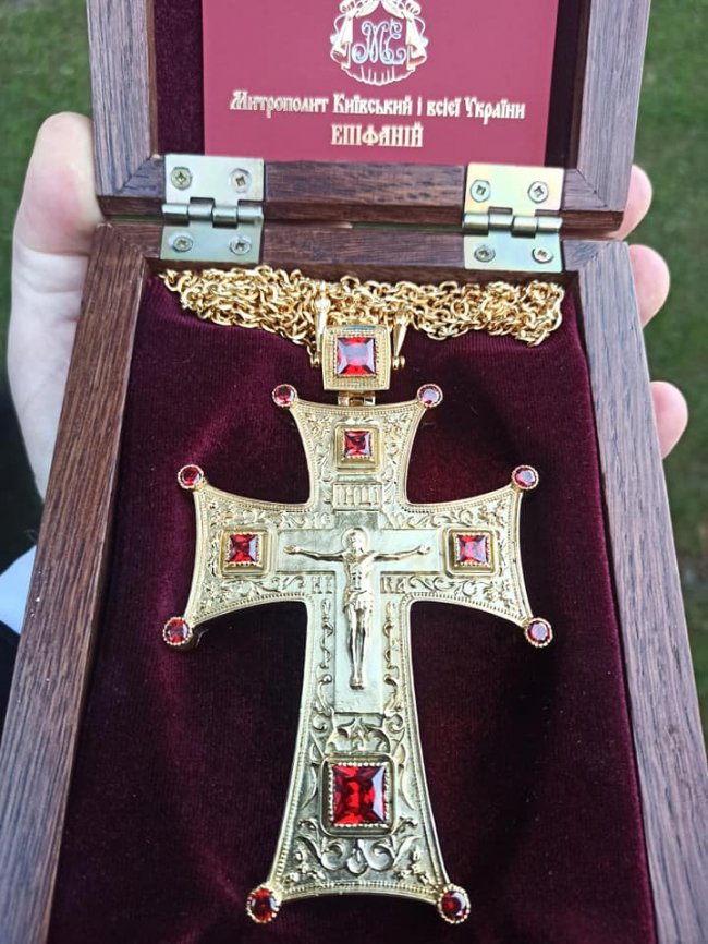 Голова ПЦУ митрополит Епіфаній вручив іменний хрест волинському священнику. ФОТО