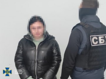 Приїхала до Києва за соцвиплатами: СБУ затримала організаторку фейкового референдуму на Луганщині