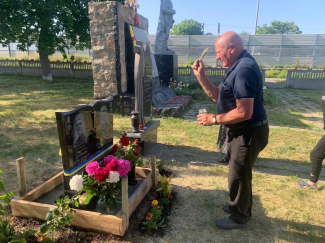 Рідні Героя з Волині встановили меморіальну дошку недалеко від місця його загибелі. ФОТО