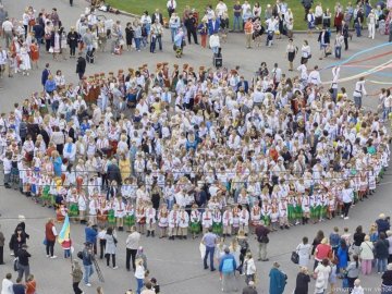 Вражаючі світлини флешмобу на День Незалежності в Луцьку