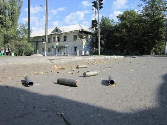 У Шахтарську бойовики фотографуються на фоні мертвих українських військових. ФОТО. ВІДЕО