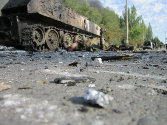 У Шахтарську бойовики фотографуються на фоні мертвих українських військових. ФОТО. ВІДЕО