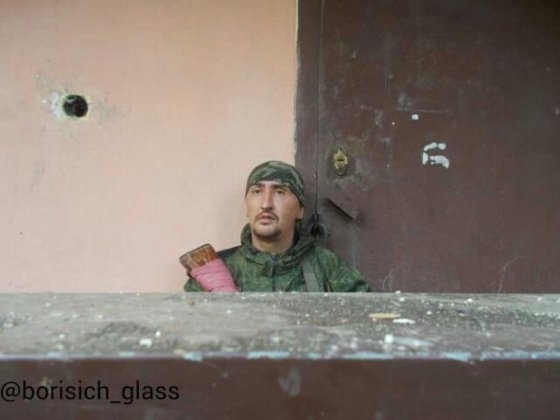 У Шахтарську бойовики фотографуються на фоні мертвих українських військових. ФОТО. ВІДЕО