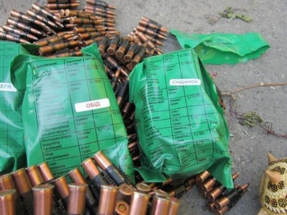 У Шахтарську бойовики фотографуються на фоні мертвих українських військових. ФОТО. ВІДЕО