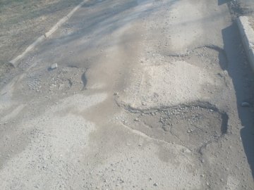 Поки ще не пізно: лучани просять «залатати» ями на одній з вулиць. ФОТО