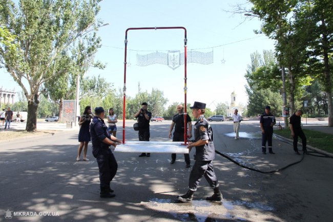 У Миколаєві  посеред вулиці встановили водяний душ