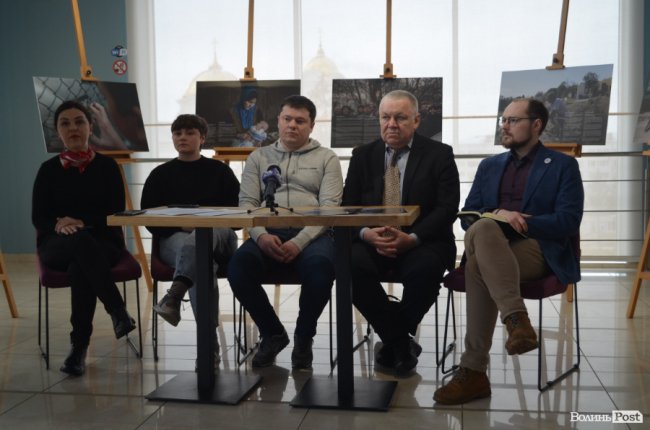 У Луцьку відкрили виставку світлин «Історії з окупованого Криму». ФОТО