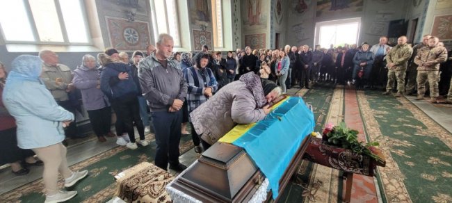 На Волині попрощалися із 40-річним Героєм Денисом Єлюбаєвим