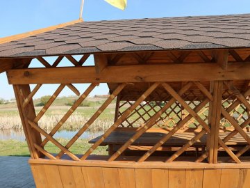 Неподалік Луцька вандали понищили зону відпочинку. ФОТО