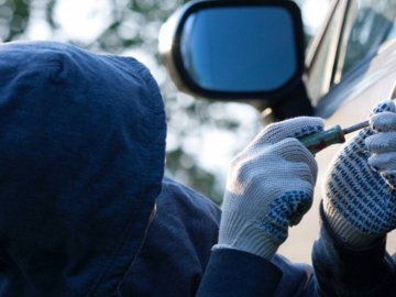 Зловили волинянина, який крав у Луцьку з припаркованих авто акумулятори