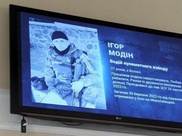 На луцькому вокзалі показують відеоролики про загиблих Героїв з Волині. ВІДЕО