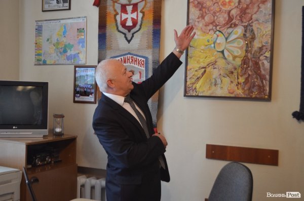 Юрій Войнаровський хизується подарунками від вдячних колег та випускників