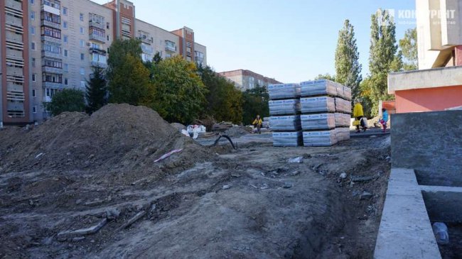 Площа перед РАЦСом у Луцьку: на якому етапі роботи. ФОТО