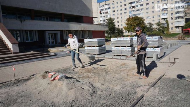 Площа перед РАЦСом у Луцьку: на якому етапі роботи. ФОТО