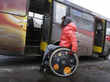 У Луцьку водія маршрутки поставили на коліна за те що він не підібрав інваліда