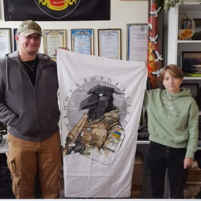 Волинянка малює воїнів на касках та мішках. ФОТО