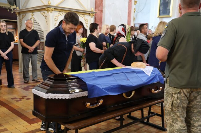 У Луцьку в останню дорогу провели воїнів Костянтина Шевчука та Едуарда Гуріна