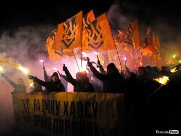 Фаєри, смолоскипи, гасла: Луцьком пройшла хода. ФОТО