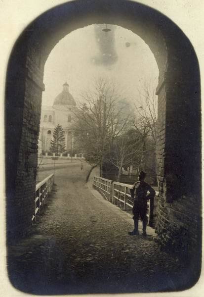 Австрійська окупація Луцька тривала приблизно 9 місяців, але солдат-прибулець сфотографувався на фоні ясена, 1915-1916